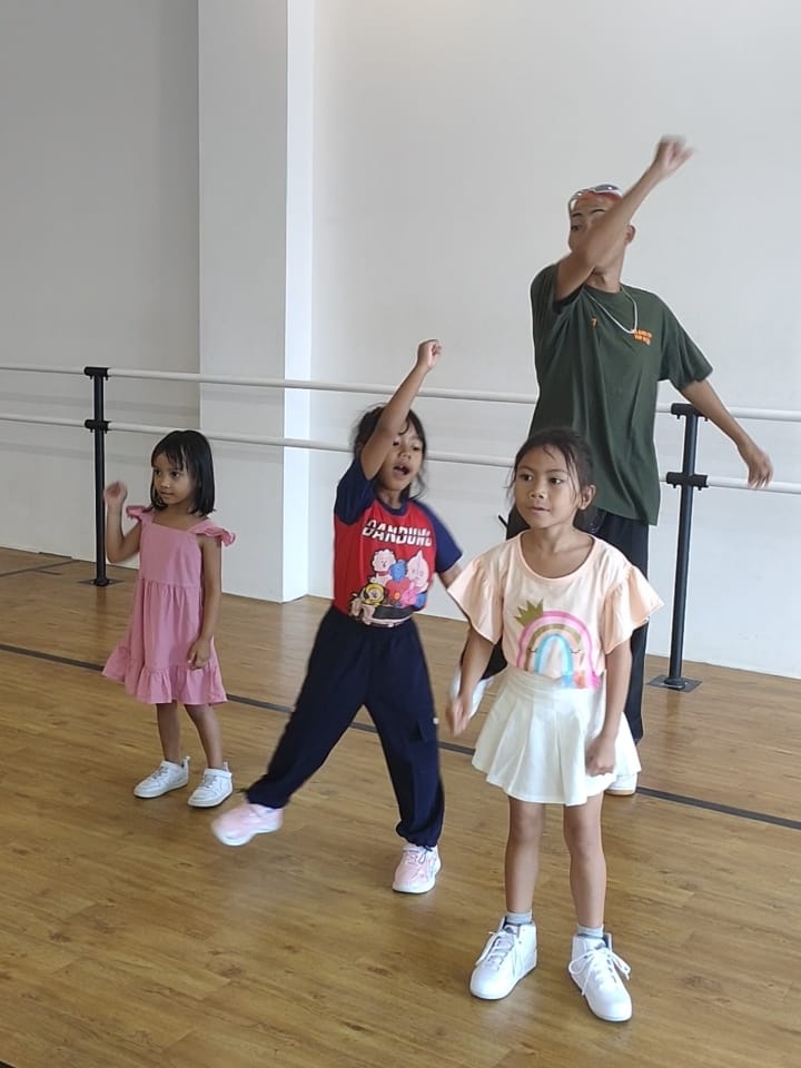 Modern dance kids 3