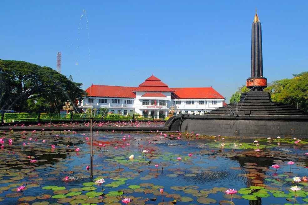 Alun-Alun Tugu Malang 3