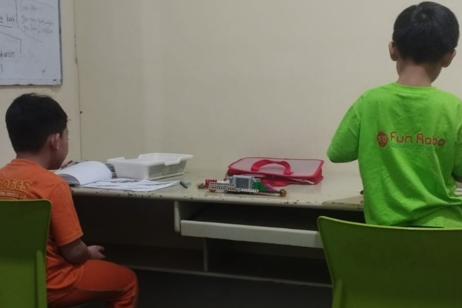 Les Robotika menggunakan Lego sebagai media pembelajaran