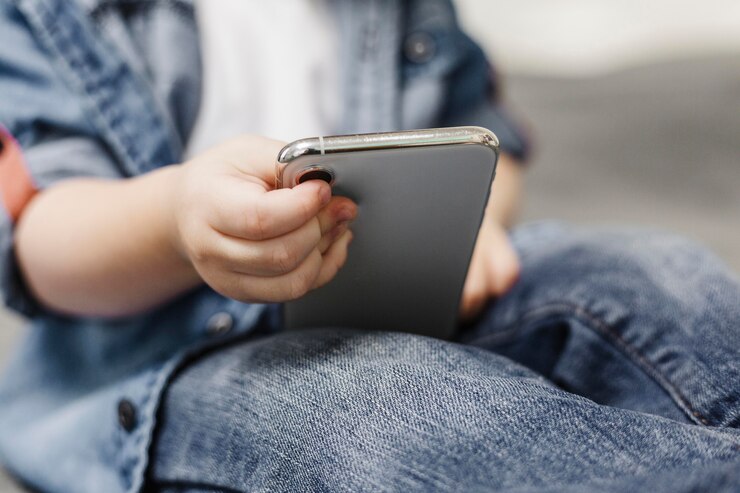 Ilustrasi anak  bermain gadget