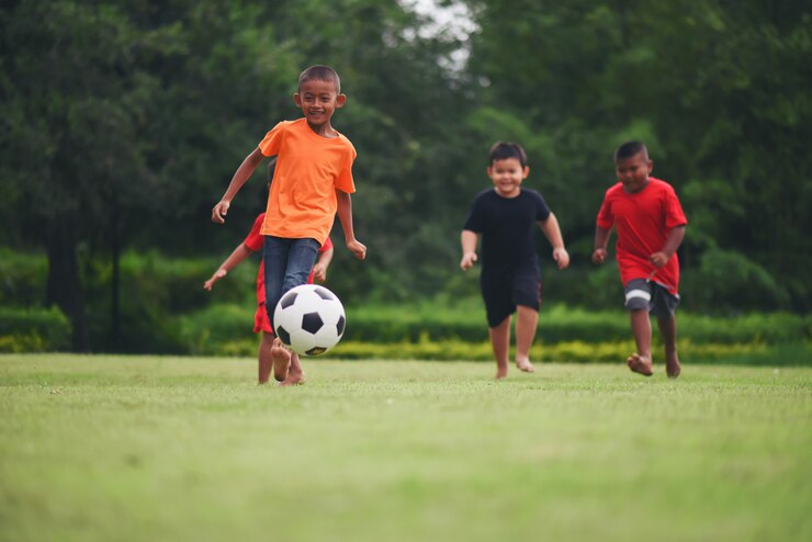 Ilustrasi anak-anak bermain sepak bola