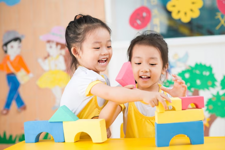 Ilustrasi dua orang anak sedang bermain bersama