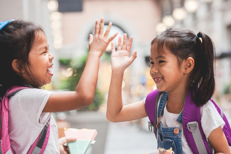 Ilustrasi dua anak perempuan sedang high-five
