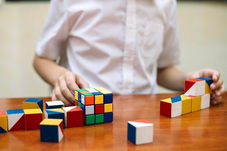 Ilustrasi anak yang sedang bermain cube
