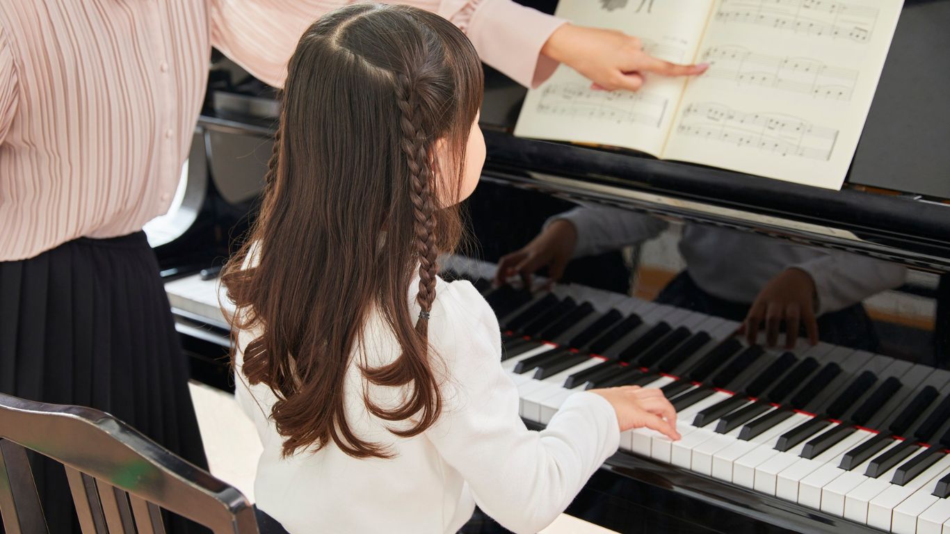 anak bermain musik